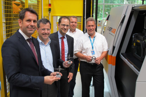 Wirtschaftsminister Olaf Lies (links) und Vertreter von Airbus und Gremium Aerotec mit Flugzeugmodellen aus der neuen Anlage. (Foto: Premium Aerotec)