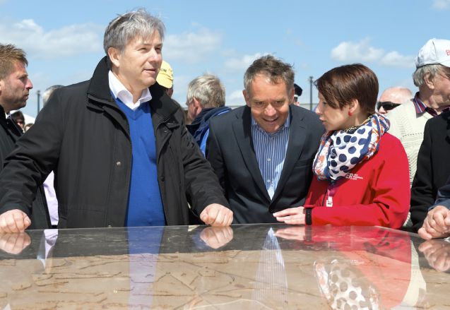 Klaus Wowereit und Rainer Schwarz sollen das BER-Chaos verlassen. Foto: Günter Wicker, Flughafen BER