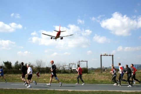 Beim Puma Airport Run können die Läufer die Starts und Landungen hautnah miterleben. Foto: Flughafen Hannover