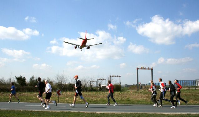 Beim Puma Airport Run können die Läufer die Starts und Landungen hautnah miterleben. Foto: Flughafen Hannover