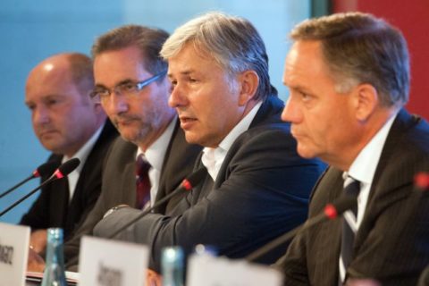 Betretene Gesichter: Rainer Bomba, Matthias Platzeck, Klaus Wowereit und Rainer Schwarz (v.l.). Foto: dpa