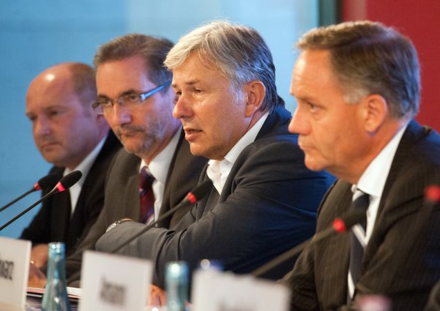 Betretene Gesichter: Rainer Bomba, Matthias Platzeck, Klaus Wowereit und Rainer Schwarz (v.l.). Foto: dpa