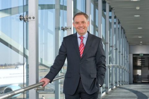 Erleichterung bei Rainer Schwarz: Der Flughafenchef darf bleiben. Foto: Flughafen BER