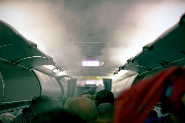 Wegen Rauch an Bord mussten Passagiere der «Jet2» das Flugzeug über die Notrutsche verlassen. Foto: Shutterstock