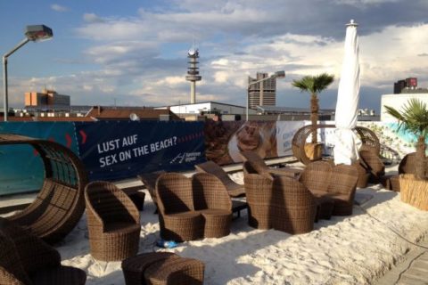 Hoch über den Dächern Hannovers können die Gäste die Flugzeuge beobachten. Foto: Flughafen Hannover