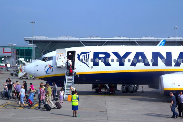 Um weiter einzusparen, wird die Gepäckaufgabe bei Ryanair nun noch teurer. Foto: Shutterstock