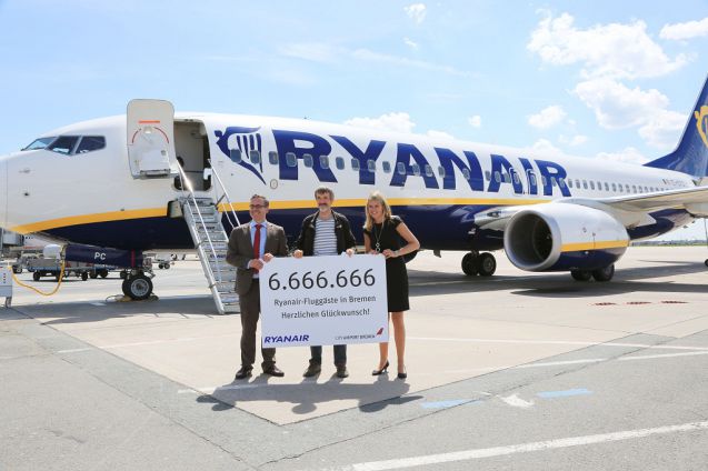 Über 6 Millionen Passagiere kann Ryanair bisher zählen. Für den 6.666.666 Passagier gab es ein besonderes Willkommens-Komitee. Foto: Flughafen Bremen