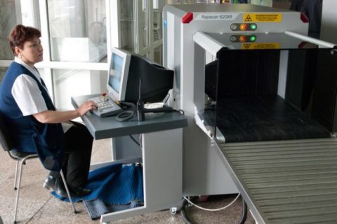 Aufgeflogen: Einer Flugbegleiterin drohen bis zu 20 Jahre Gefängnis, da sie versucht hat, Drogen zu schmuggeln.