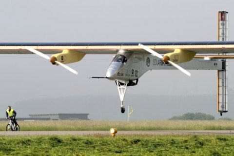 Die Solar Impulse beim Start zu ihrem ersten Interkontinentalflug von Europa nach Afrika. Foto: dpa