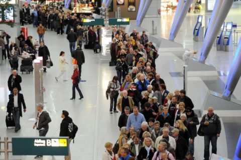Im Terminal des Düsseldorfer Flughafens bilden sich aufgrund des Streiks lange Warteschlangen. Foto: dpa