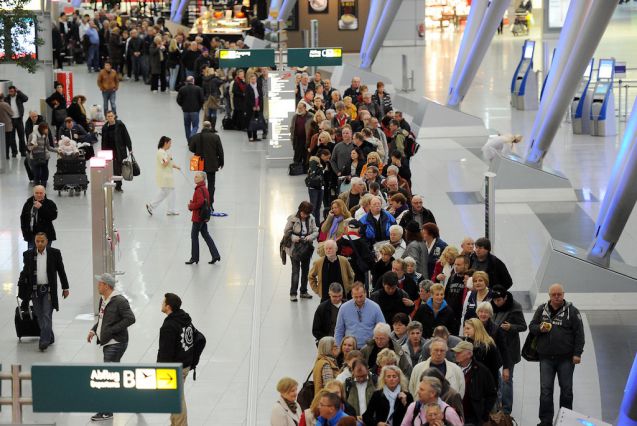 Im Terminal des Düsseldorfer Flughafens bilden sich aufgrund des Streiks lange Warteschlangen. Foto: dpa