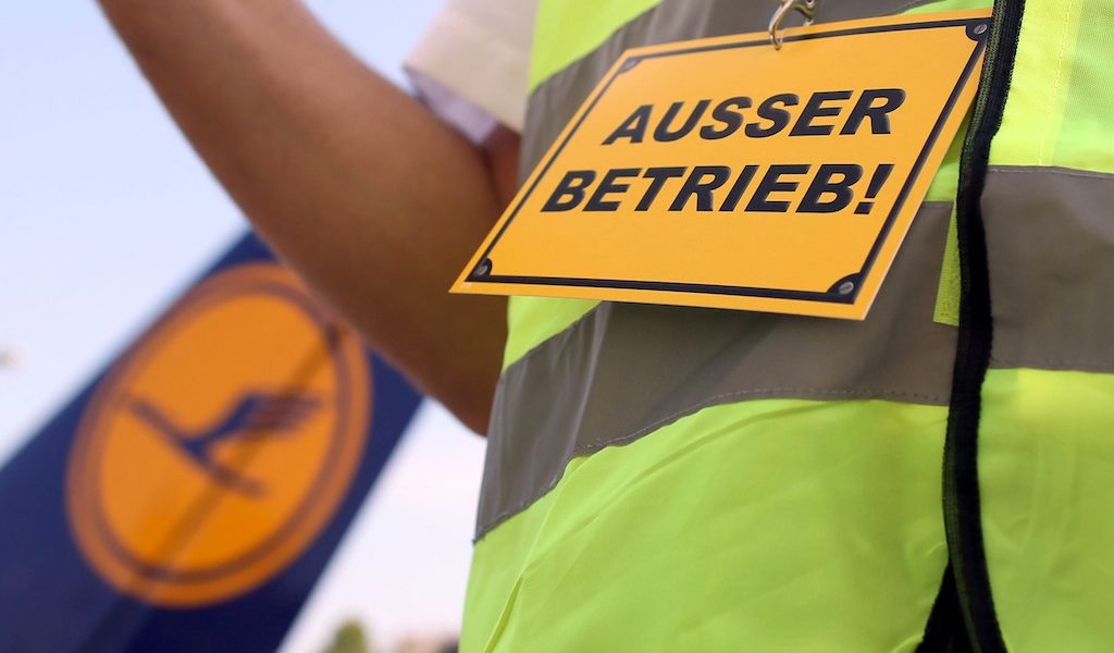 Bahnreisende und Lufthansa-Passagiere sind genervt. Eine Streikwelle nach der anderen wirbelt ihre Reisepläne durcheinander. Inzwischen wächst auch in der Wirtschaft die Sorge vor den Folgen der Ausstände. Foto: dpa