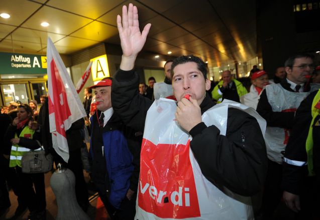 Der Streik des Sicherheitspersonals beeinträchtigte den Luftverkehr erneut; nun droht eine Ausweitung. Foto: dpa
