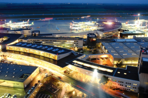 Flughafen Wien bei Nacht; Foto: Flughafen Wien AG