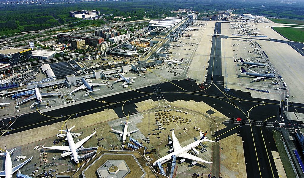 Darüber, wer am größten deutschen Flughafen starten und landen darf, entscheidet aber trotz aller EU-Integration immer noch die Bundesrepublik Deutschland, wenn auch auf Grundlage einschlägiger Verordnungen aus Brüssel. Bild: Fraport