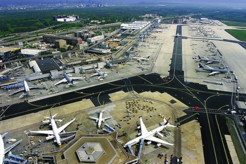 Darüber, wer am größten deutschen Flughafen starten und landen darf, entscheidet aber trotz aller EU-Integration immer noch die Bundesrepublik Deutschland, wenn auch auf Grundlage einschlägiger Verordnungen aus Brüssel. Bild: Fraport