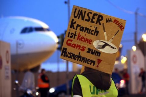 Die Flugbegleiter der Lufthansa sind durch die Pläne zur Neuorganisation des Direktverkehrs verunsichert. Foto: dpa