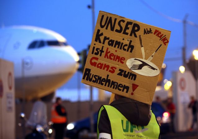 Die Lufthansa-Flugbegleiter lassen heute an den Flughäfen Frankfurt, Berlin und München ihre Arbeit ruhen. Foto: dpa