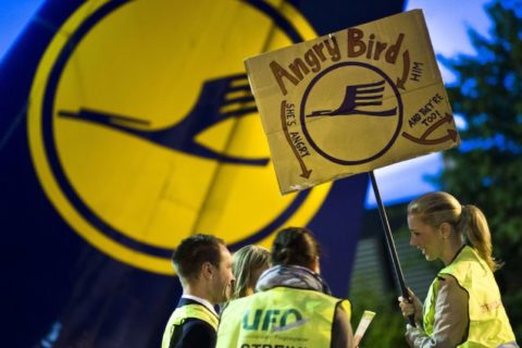 Am Dienstag wollen die Flugbegleiter den Tarifstreik auf andere deutsche Flughäfen ausweiten. Foto: dpa