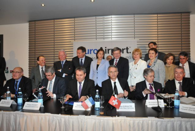 Die Vertreter Frankreichs, der Schweiz und des EuroAirports unterzeichnen eine Vereinbarung zum Arbeitsrecht. Foto: EuroAirport