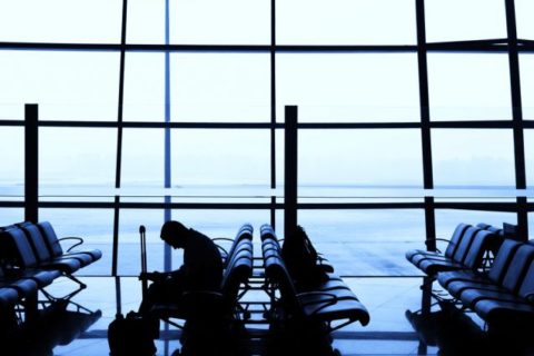 Wenn sich der Abflug bis in die Nacht hinein verspätet, ist das für Passagiere besonders unangenehm. Foto: Shutterstock