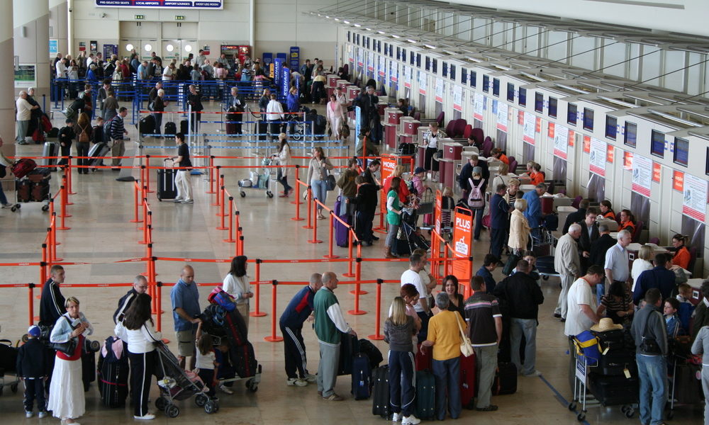 Das Sicherheitspersonal am Flughafen darf das Gepäck des Reisenden ausgiebig inspizieren und sogar fordern, elektronische Geräte einzuschalten. Wer sich weigert, hat Pech - und darf nicht fliegen. Foto: Shutterstock
