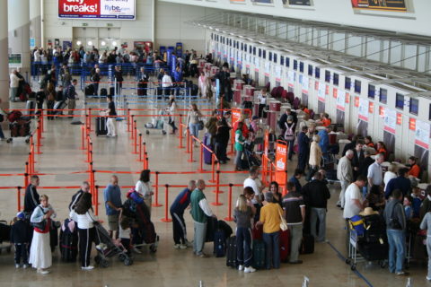 Eine lange Schlange vor dem Gepäckschalter rechtfertigt keinen verpassten Flug. Foto: Shutterstock