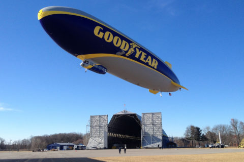 Der erste für Goodyear bestimmte Zeppelin NT steigt auf zu seinem Erstflug über dem Goodyear-Luftschiffhangar am Wingfood Lake, Ohio. (Foto: Thorsten Müller, ZLT)
