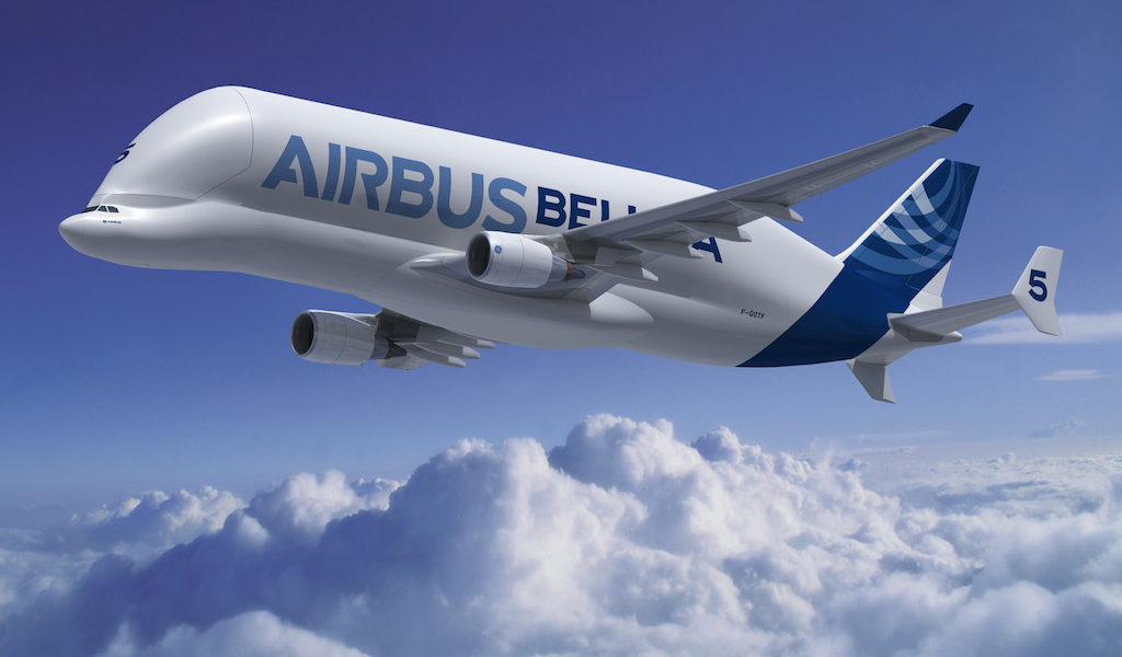 Die Silhouette des fliegenden Lastenschleppers erinnert ein wenig an einen weißen Wal - daher sein Spitzname Beluga. Bild: Airbus