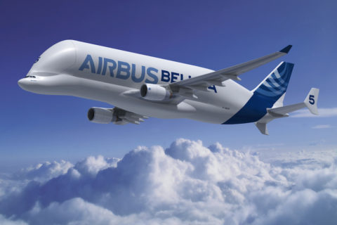 Die Silhouette des fliegenden Lastenschleppers erinnert ein wenig an einen weißen Wal - daher sein Spitzname Beluga. Bild: Airbus