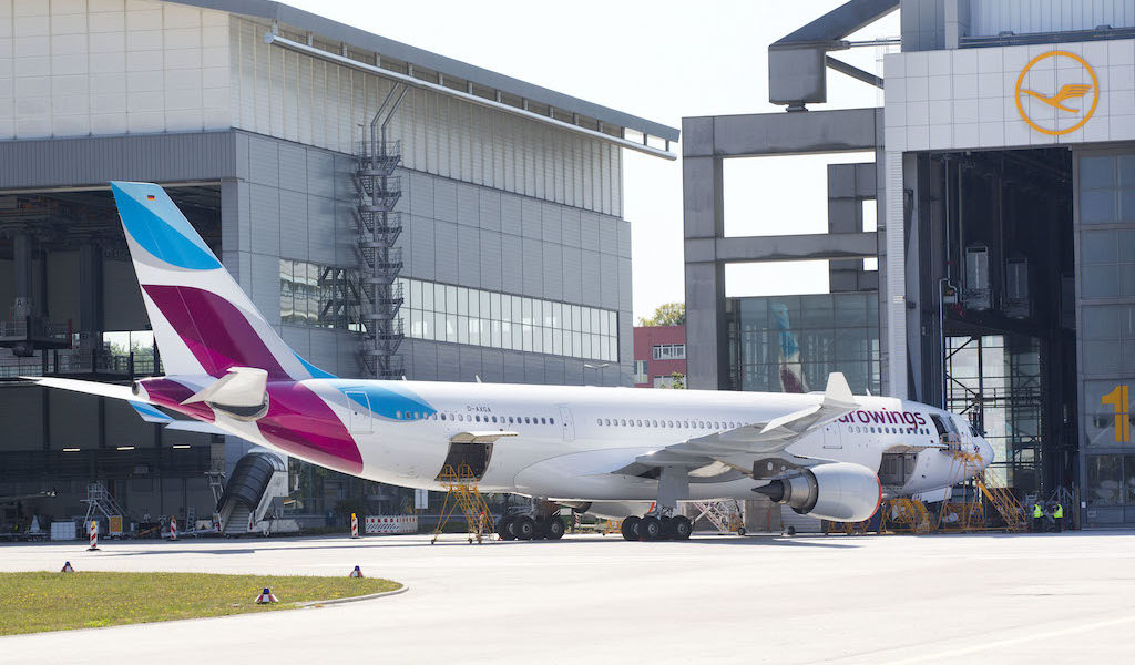 Der erste Airbus A330-220 der Eurowings bekommt zurzeit bei Lufthansa-Technik in Hamburg seine neue Kabinenausstattung. Bild: M. Penner / Flughafen Hamburg