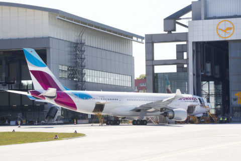Der erste Airbus A330-220 der Eurowings bekommt zurzeit bei Lufthansa-Technik in Hamburg seine neue Kabinenausstattung. Bild: M. Penner / Flughafen Hamburg