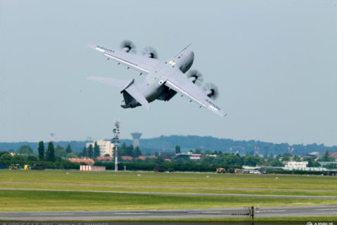 Nach dem Triebwerks-Desaster beim Militärtransporter A400M und Produktionsproblemen beim neuen Langstreckenjet A350 steht das Unternehmen unter Druck. Bld: Airbus / S. Ramadier