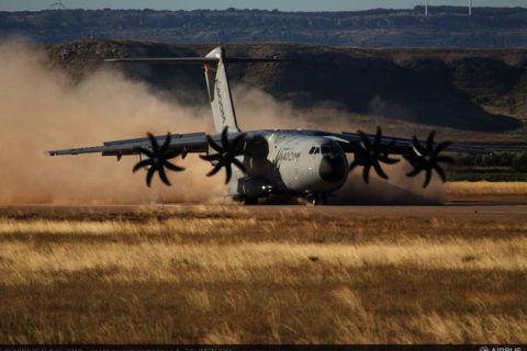 Der Betrieb auf unbefestigten Landebahnen ist eine wesentlicher Teil des Einsatzspektrums militärischer Transporter. Im Bild die A400M bei den Versuchen zum Betrieb auf solchen Pisten. Bild: Airbus / A. Doumenjou