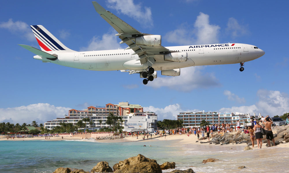 Airbus A340 der Air France im Anflug auf St. Martin. St. Martin. Markus Mainka / Shutterstock.com