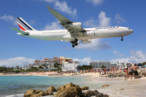 Airbus A340 der Air France im Anflug auf St. Martin. St. Martin. Markus Mainka / Shutterstock.com