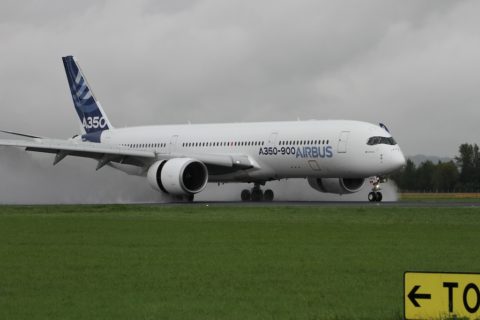 Beeindruckend: Nasswetter-Test für den Airbus A350-900. Bild: blue danube airport linz