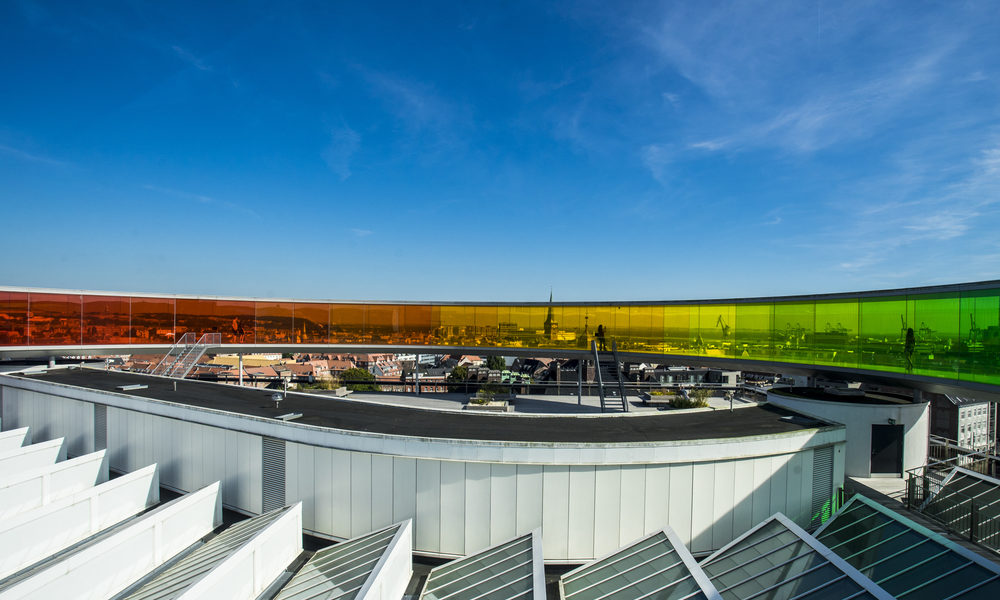 Your Rainbow Panorama - der 150 Meter lange, kreisrunde Laufsteg ungewöhnliche Weitblicke über das Häusermeer, den Hafen und die Aarhuser Ostseebucht. Bild: shutterstock / Tom Roche