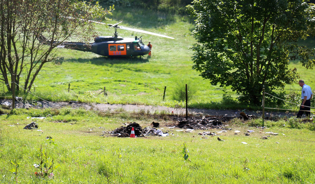Die Privatmaschine stürzte in ein Waldstück bei Olsberg-Elpe in Nordrhein-Westfalen und ging in Flammen auf. Sie war nach der Kollision noch über den Ort geflogen und hinter den letzten Häusern aufgeprallt. Bild: dpa