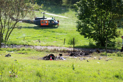 Die Privatmaschine stürzte in ein Waldstück bei Olsberg-Elpe in Nordrhein-Westfalen und ging in Flammen auf. Sie war nach der Kollision noch über den Ort geflogen und hinter den letzten Häusern aufgeprallt. Bild: dpa