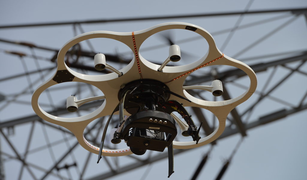Ob für Farmer, Fabriken oder Filmszenen: Die kleinen, ferngesteuerten Flugzeuge werden in den USA immer öfter eingesetzt. Bild: Aibotix
