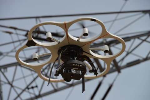 Der Aibot X6 wird in Kombination mir einer hochwertigen Spiegelreflexkamera als Plattform für die Inspektion von Freilandleitungen eingesetzt. Bild: Aibotix