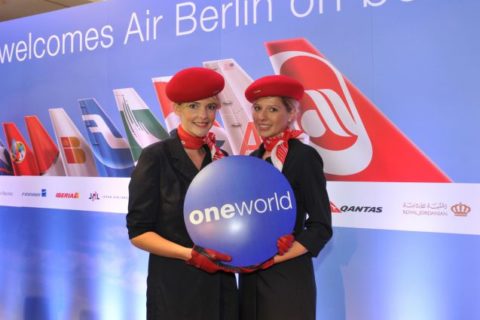 Die Air Berlin-Flugbegleiterinnen sind gerüstet für eine Reise um die Welt. Foto: oneworld