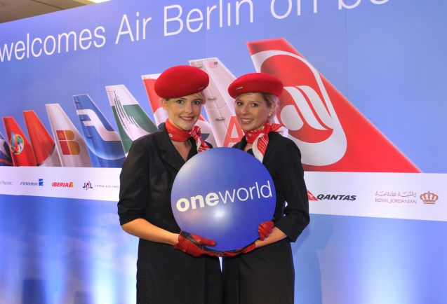 Die Air Berlin-Flugbegleiterinnen sind gerüstet für eine Reise um die Welt. Foto: oneworld