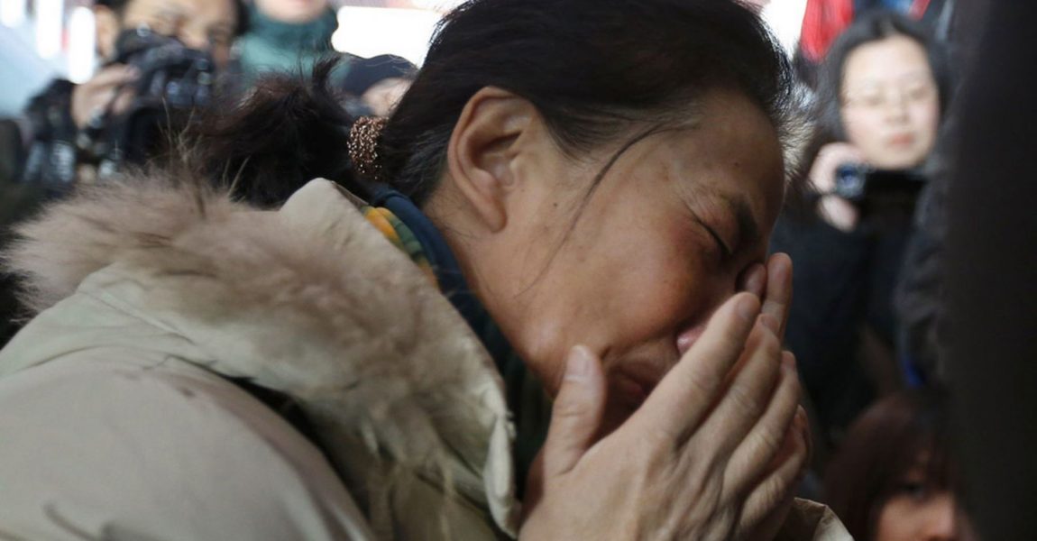 Verwandte von chinesischen Passagieren des vermissten Flugzeuges MH370 der Malaysia Airlines haben sich skeptisch über den Fund eines Flugzeug-Wrackteils im Indischen Ozean geäußert. Bild: Reuters