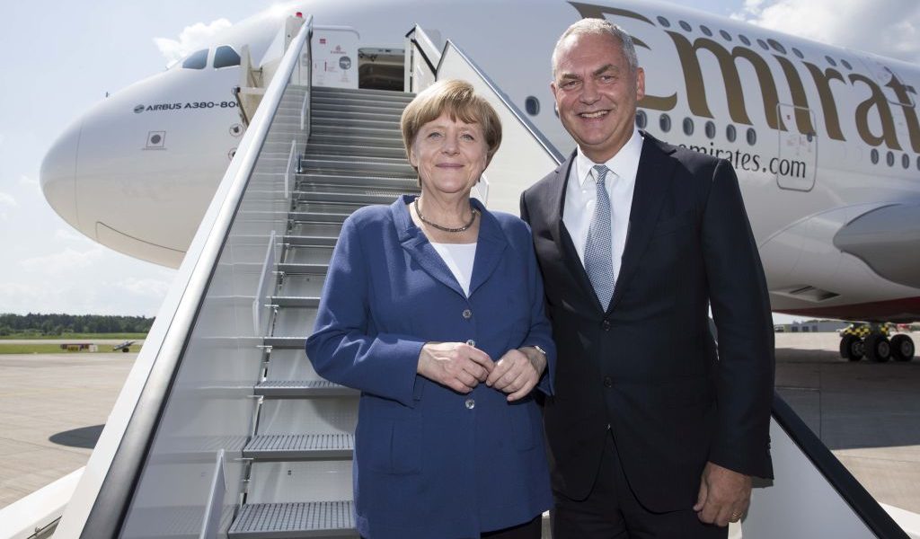 Thierry Antinori, Emirates Executive Vice President und Chief Commercial Officer, begrüßte Bundeskanzlerin Angela Merkel vor der Emirates A380 auf der ILA 2014. Bild: Emirates