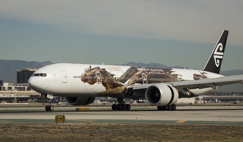 Eine Boeing 777-300ER von Air New Zealand. Die Maschine ziert eine 54 Meter lange Abbildung Smaugs, des Drachen aus 