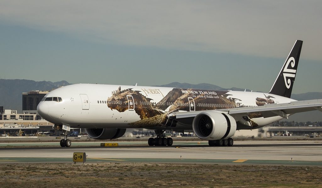 Eine Boeing 777-300ER von Air New Zealand. Die Maschine ziert eine 54 Meter lange Abbildung Smaugs, des Drachen aus