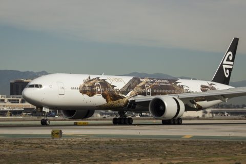 Eine Boeing 777-300ER von Air New Zealand. Die Maschine ziert eine 54 Meter lange Abbildung Smaugs, des Drachen aus 