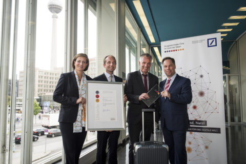 Sperrige Trolleys, lange Warteschlangen und Gerangel am Gepäckband – Reisen wäre viel schöner ohne Koffer. BIld: Deutschland - Land der Ideen/Bernd Brundert